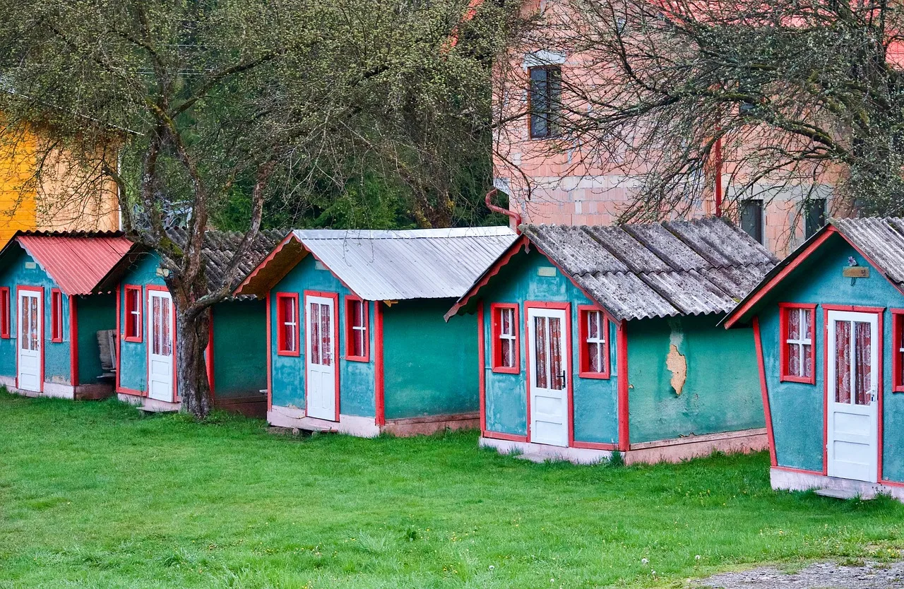 Emotional Travel Accommodation Selection for Optimal Rain Experiences